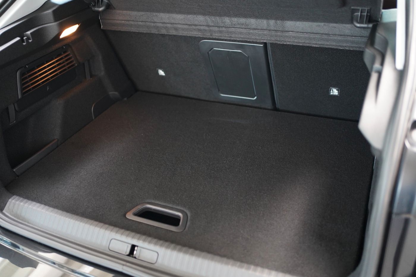 Fahrzeugabbildung Citroën C4 PureTech 155 EAT8 Shine Automatik Leder Navi