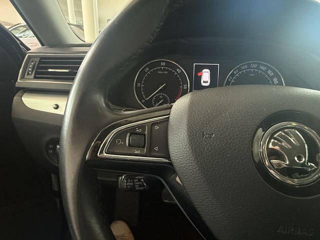 Skoda Superb COMBI 2.0 TDI DSG XENON NAVI ACC AHK