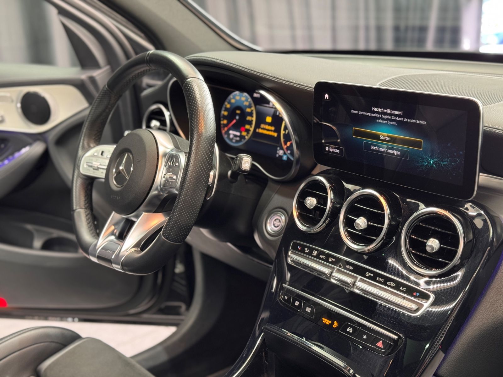 Fahrzeugabbildung Mercedes-Benz GLC 63 AMG 4Matic|PP-SITZE|PANO|AHK|360 KAMERA|