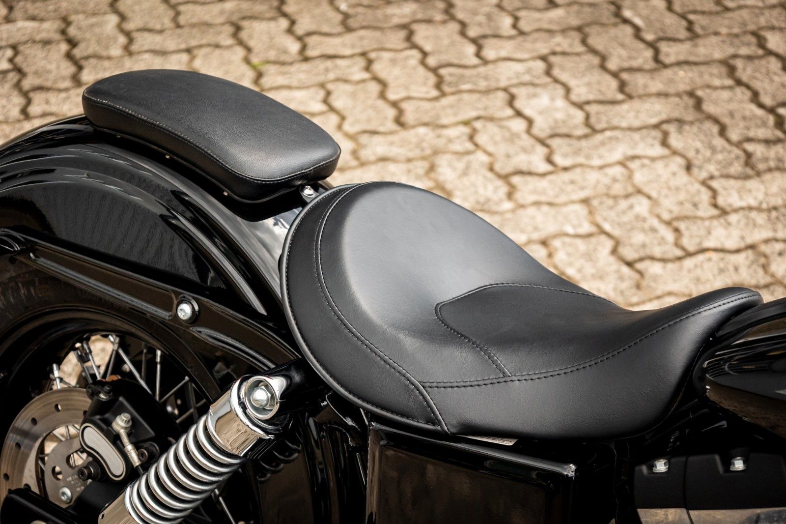 Fahrzeugabbildung Harley-Davidson DYNA STREET BOB FXDB 103 - Vorverlegte Fußrasten