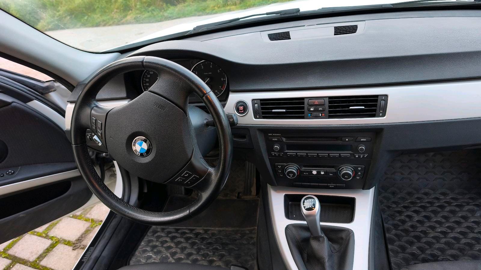 BMW 318 2010 — photo 12