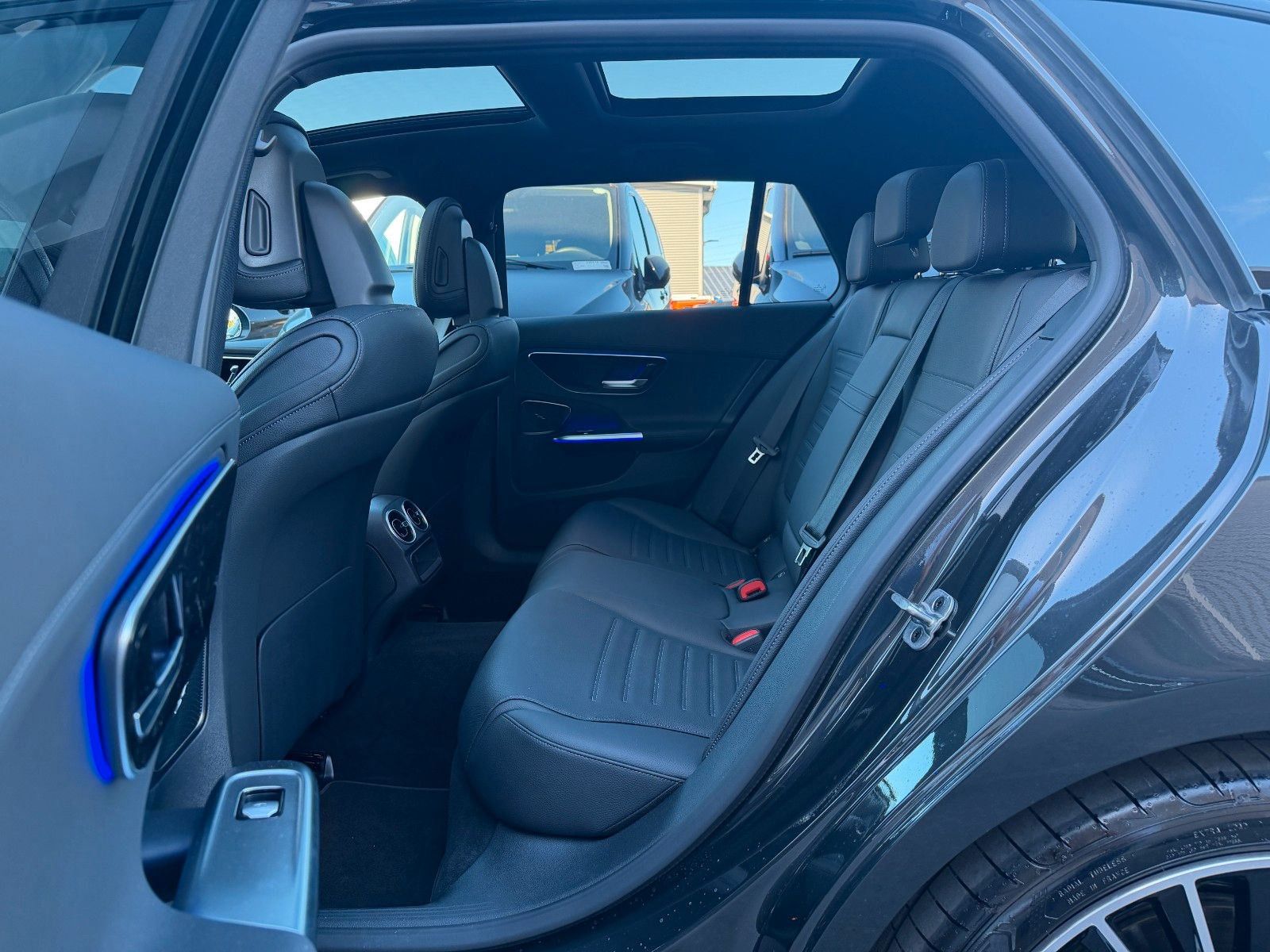 Fahrzeugabbildung Mercedes-Benz C 220 T d Edition AMG AHK+Pano+360°+Distr+Ambien