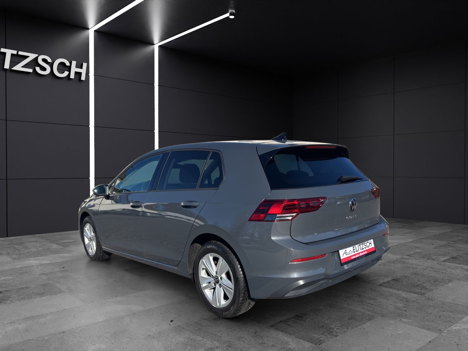Fahrzeugabbildung Volkswagen Golf VIII TSI Life LED Navi AID ACC PDC SH LM