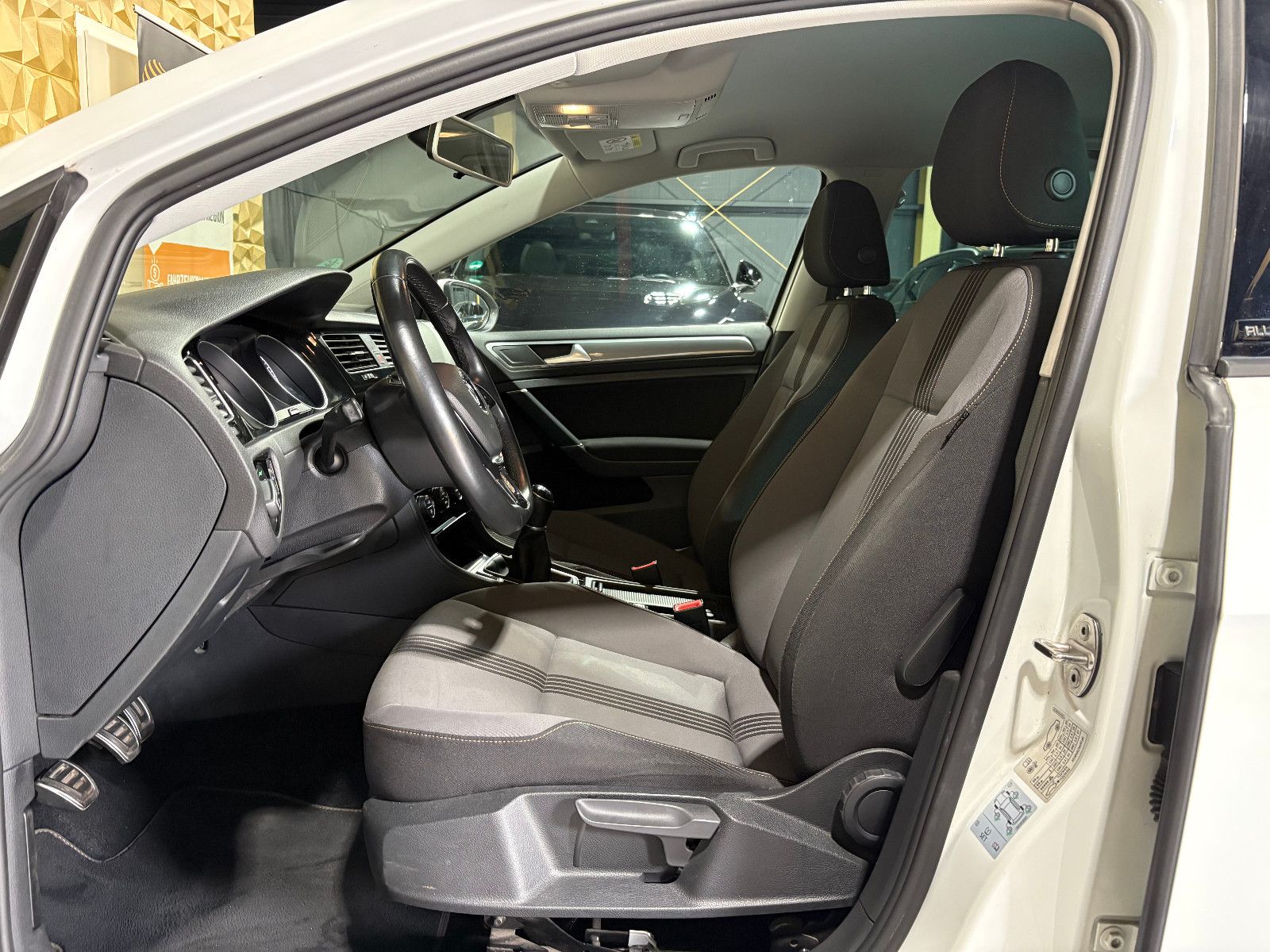 Fahrzeugabbildung Volkswagen Golf VII Lim. Allstar BMT/NAVI/PDC/SHZ/KLIMA/