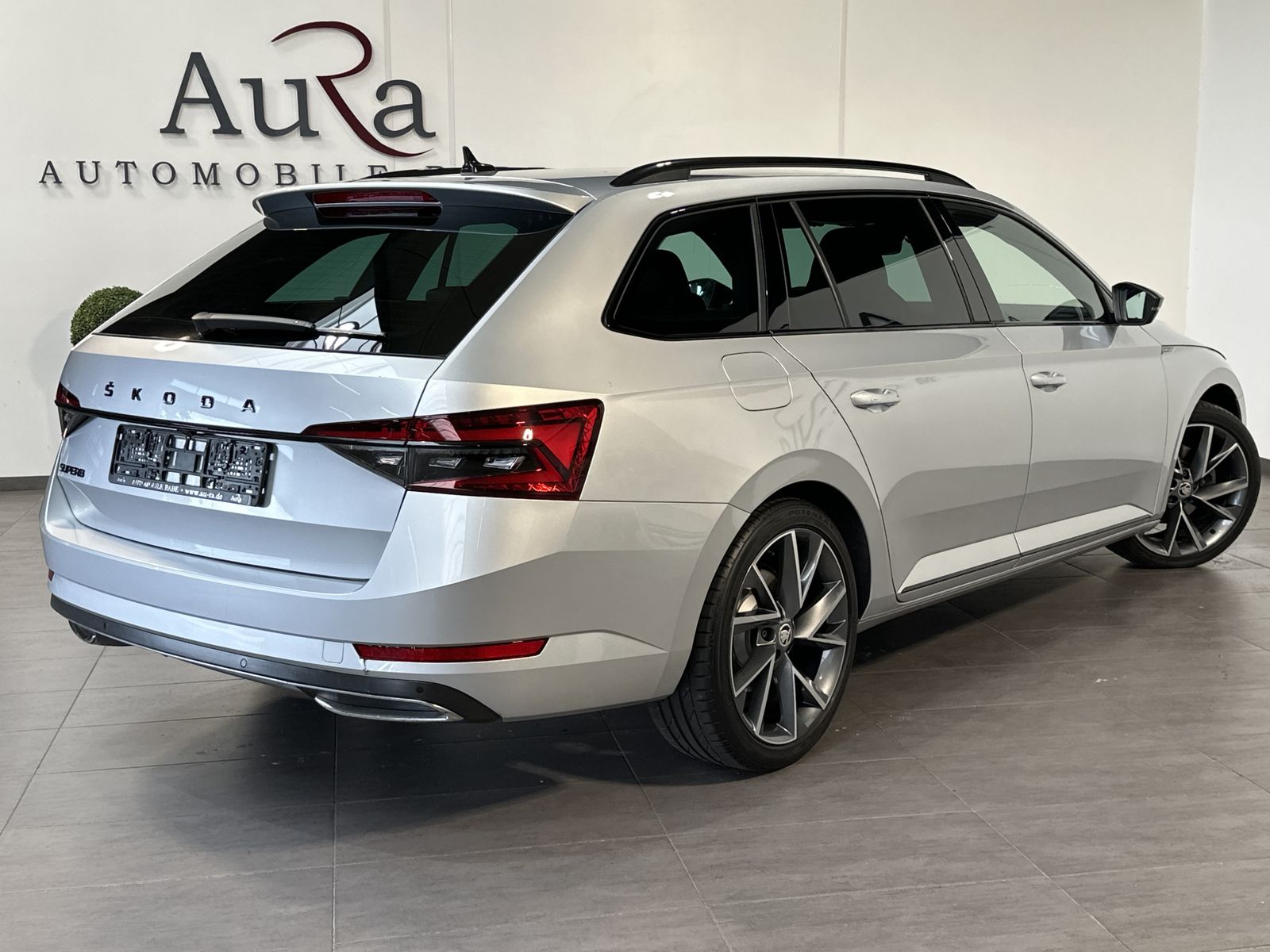 Fahrzeugabbildung SKODA Superb Combi 2.0 TDI DSG Sportline NAV+LED+AHK