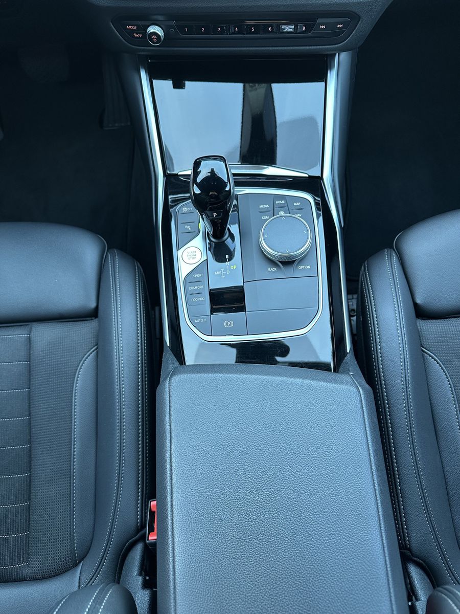 Fahrzeugabbildung BMW 320d Touring xDrive Sport-Line NAV+LED+ACC+KAM