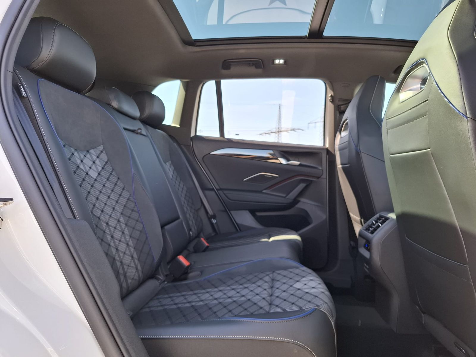 Fahrzeugabbildung Volkswagen Tiguan 2.0 TDI 4M R-Line BLACK*PAN*HK*AHK*MATRIX