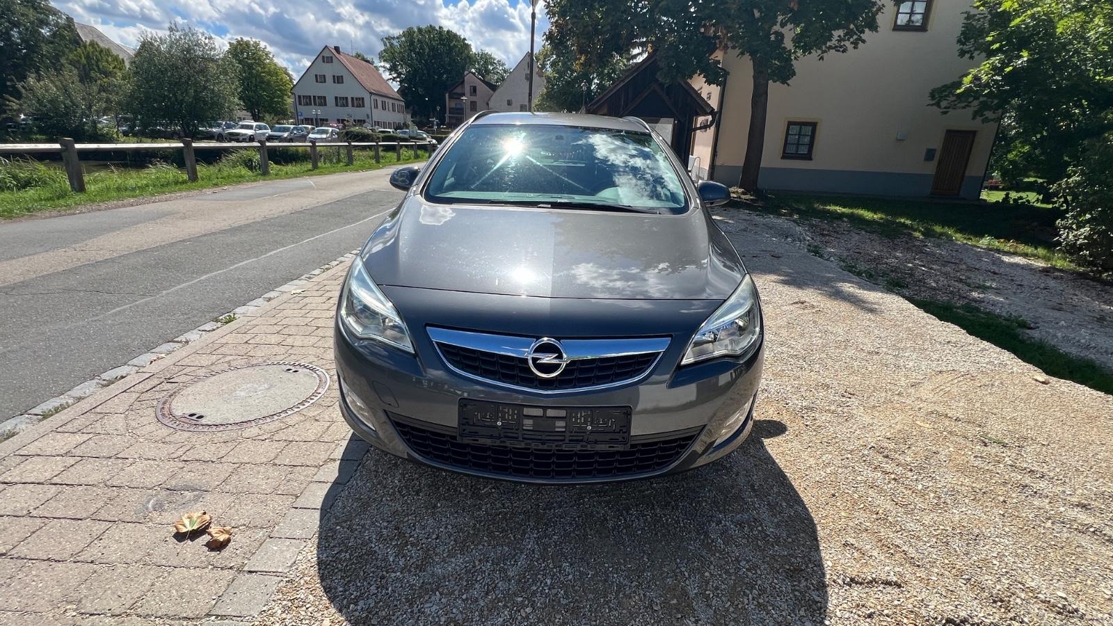 Opel Astra 2012 — photo 7