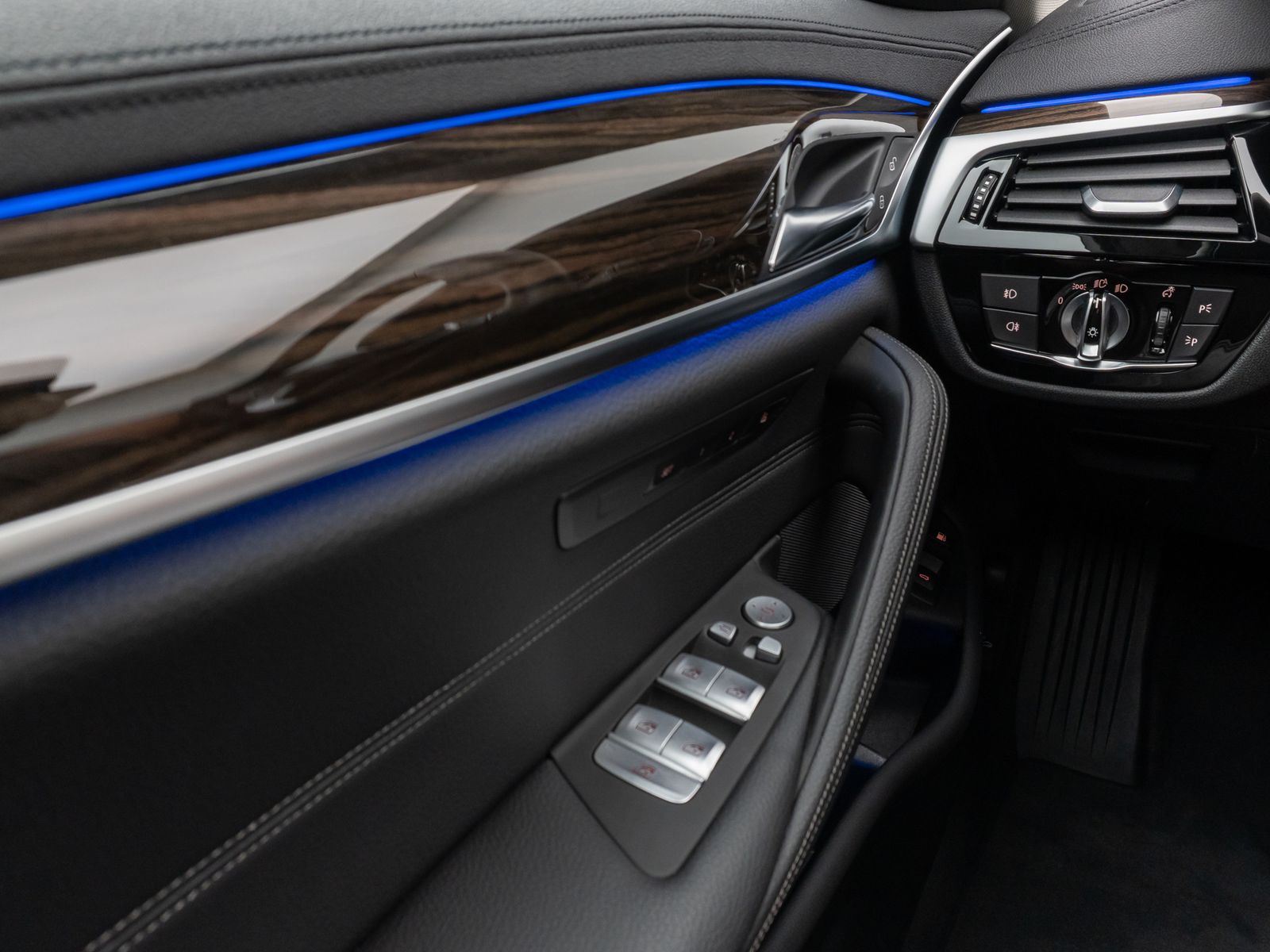 Fahrzeugabbildung BMW 530e xD LuxuryLine 360°Glasdach HUD HiFi Massage