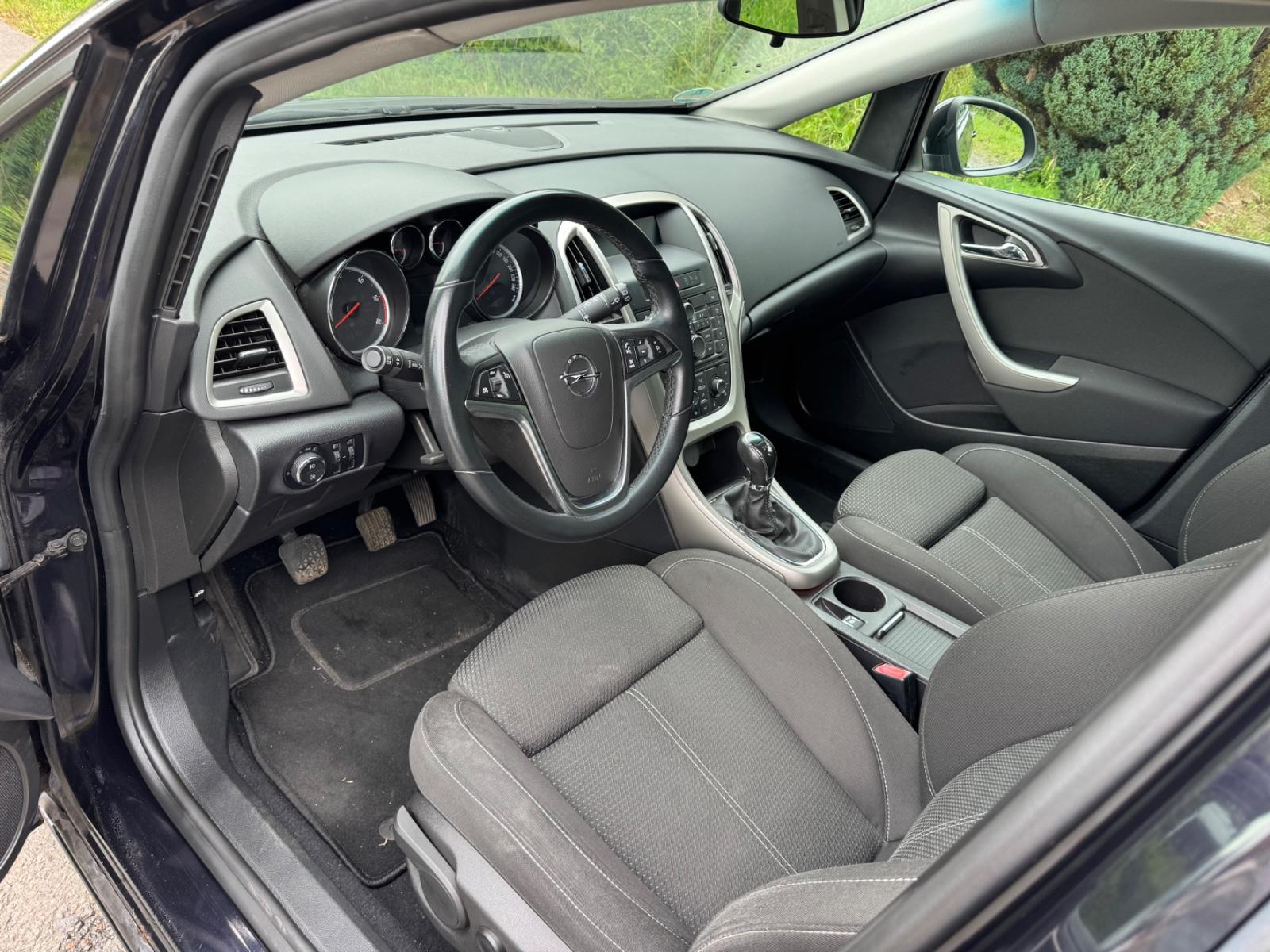 Opel Astra 2011 — photo 10