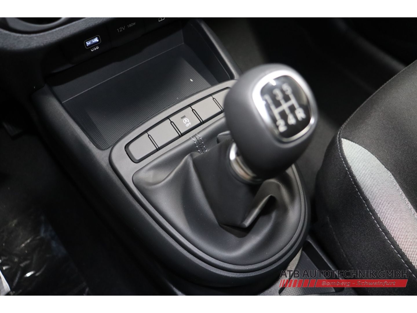 Fahrzeugabbildung Hyundai i10 Select MY25 1.0 Benzin 63 PS 5-MT 2WD Navi A