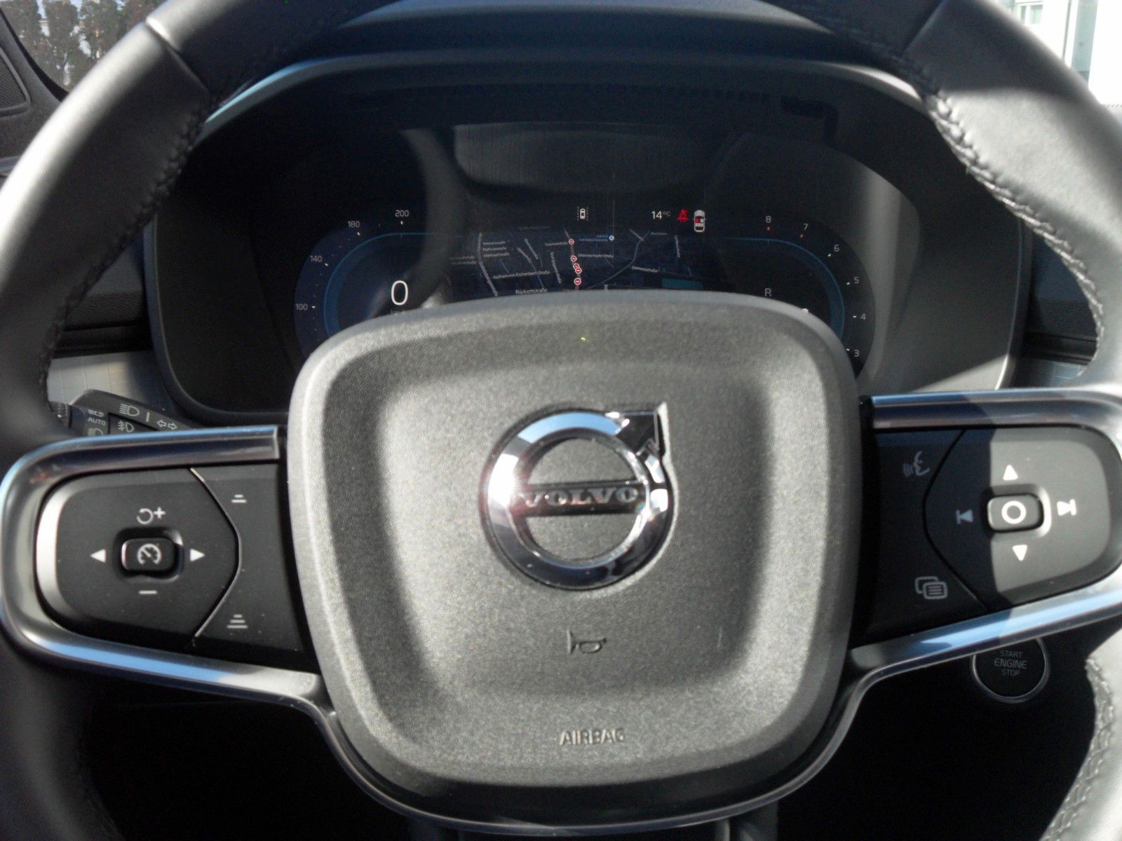 Fahrzeugabbildung Volvo XC 40 B3 Plus Black Edition | 360° | Panor.