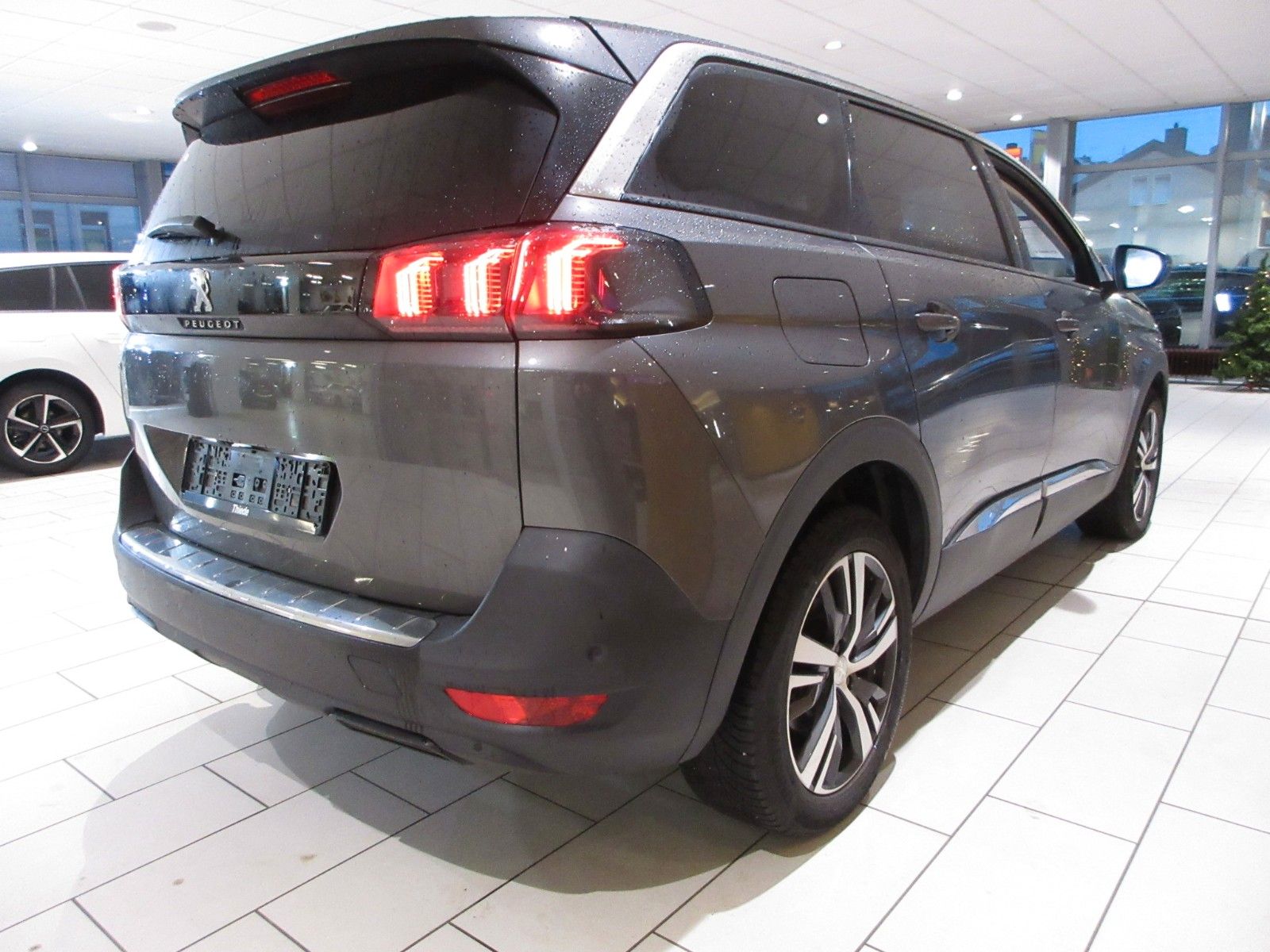 Fahrzeugabbildung Peugeot 5008 Allure 1.5D LED/NAVI/R´CAM/PDC/7-SITZ