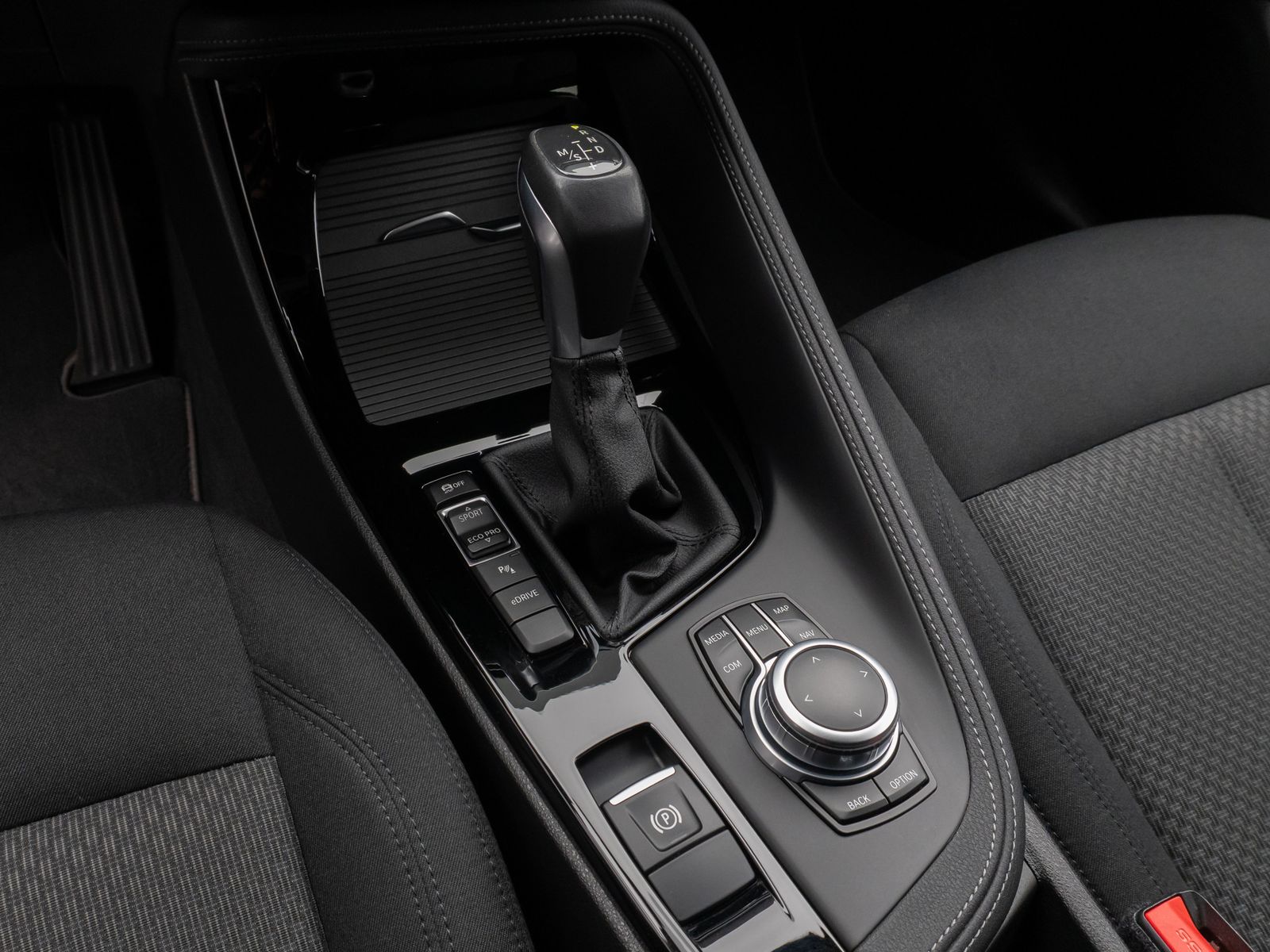 Fahrzeugabbildung BMW X2 xD25e Kamera HUD DAB HiFi Navi+Komfort Alarm