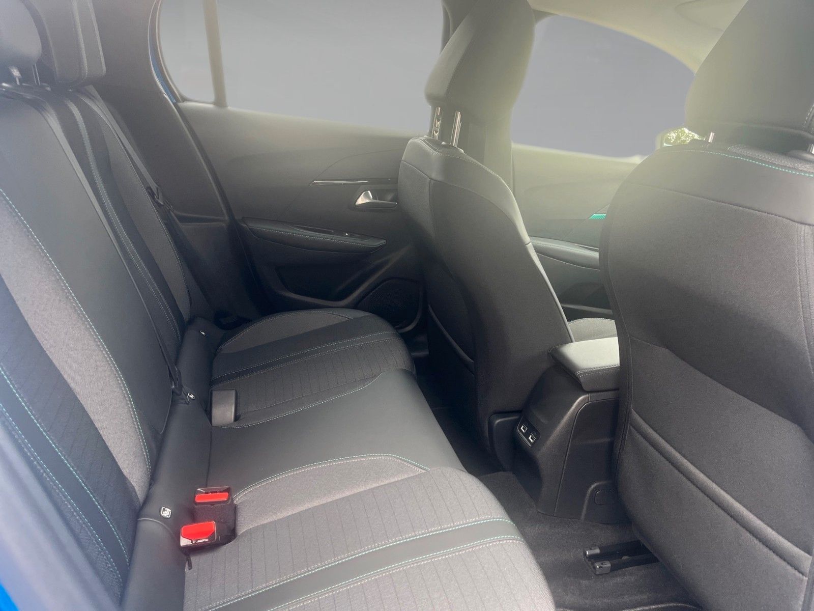 Peugeot 208 PureTech 100 EAT8 Allure – Bild 10