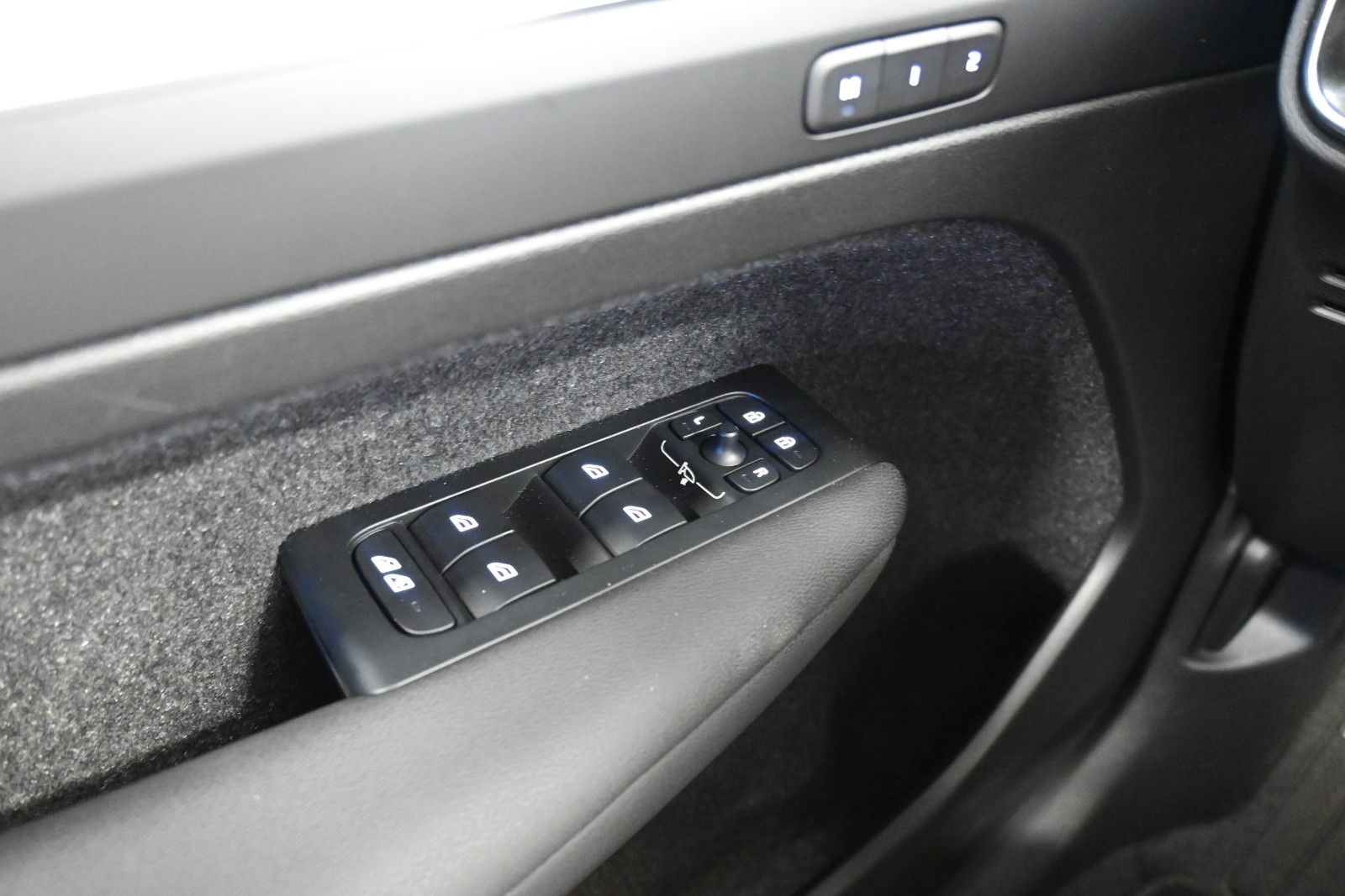 Fahrzeugabbildung Volvo XC40 B3 DKG Plus Black Edition*STDHZG*360°*ACC*