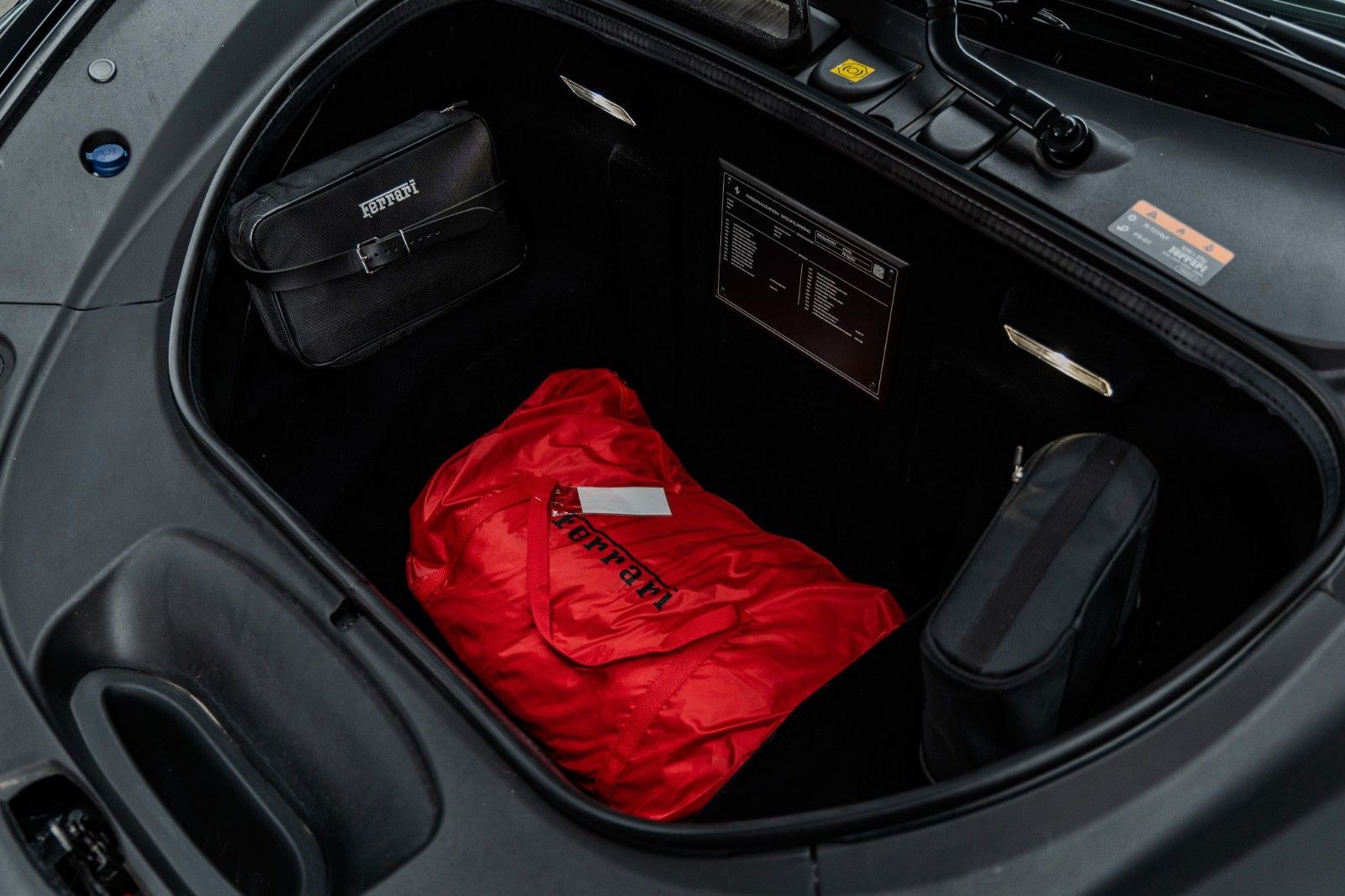 Fahrzeugabbildung Ferrari F8 Spider + Nero Daytona + Carbon + Lift + Garan