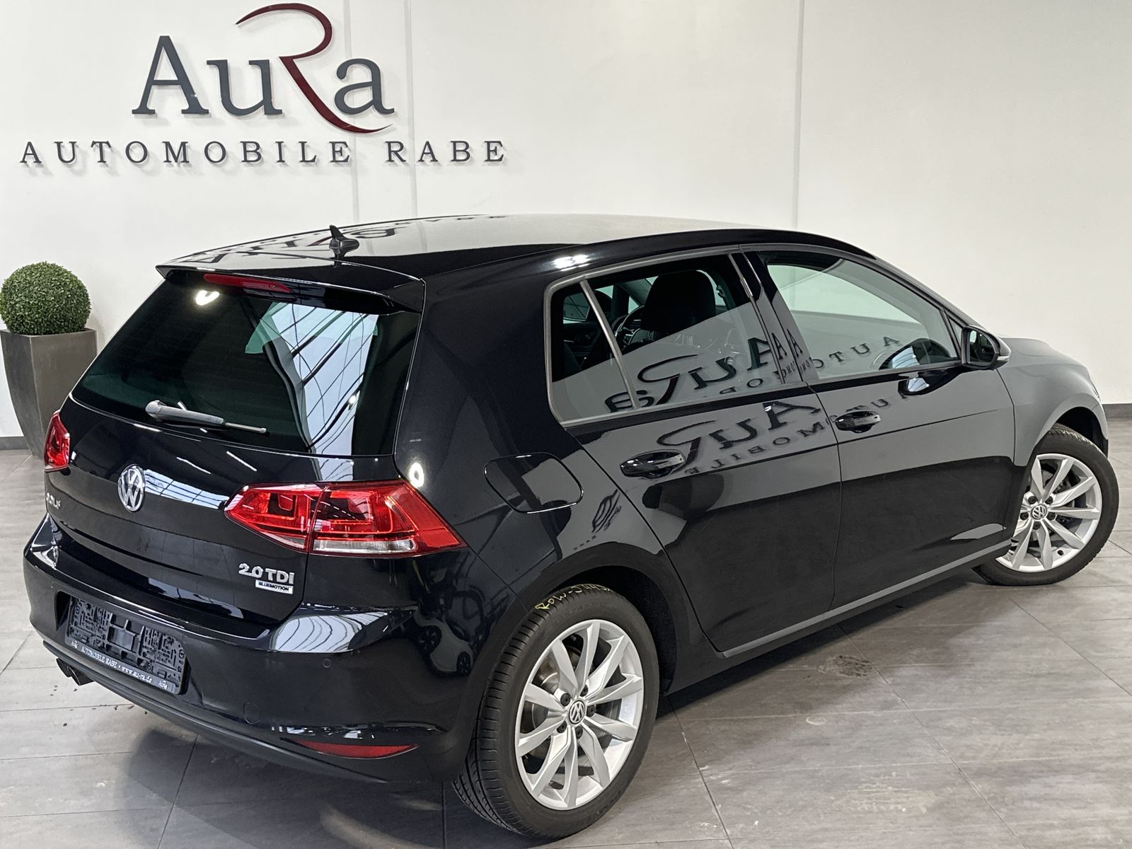 Fahrzeugabbildung Volkswagen Golf VII 2.0 TDI Highline NAV+XEN+LEDER+17ZO+2HD