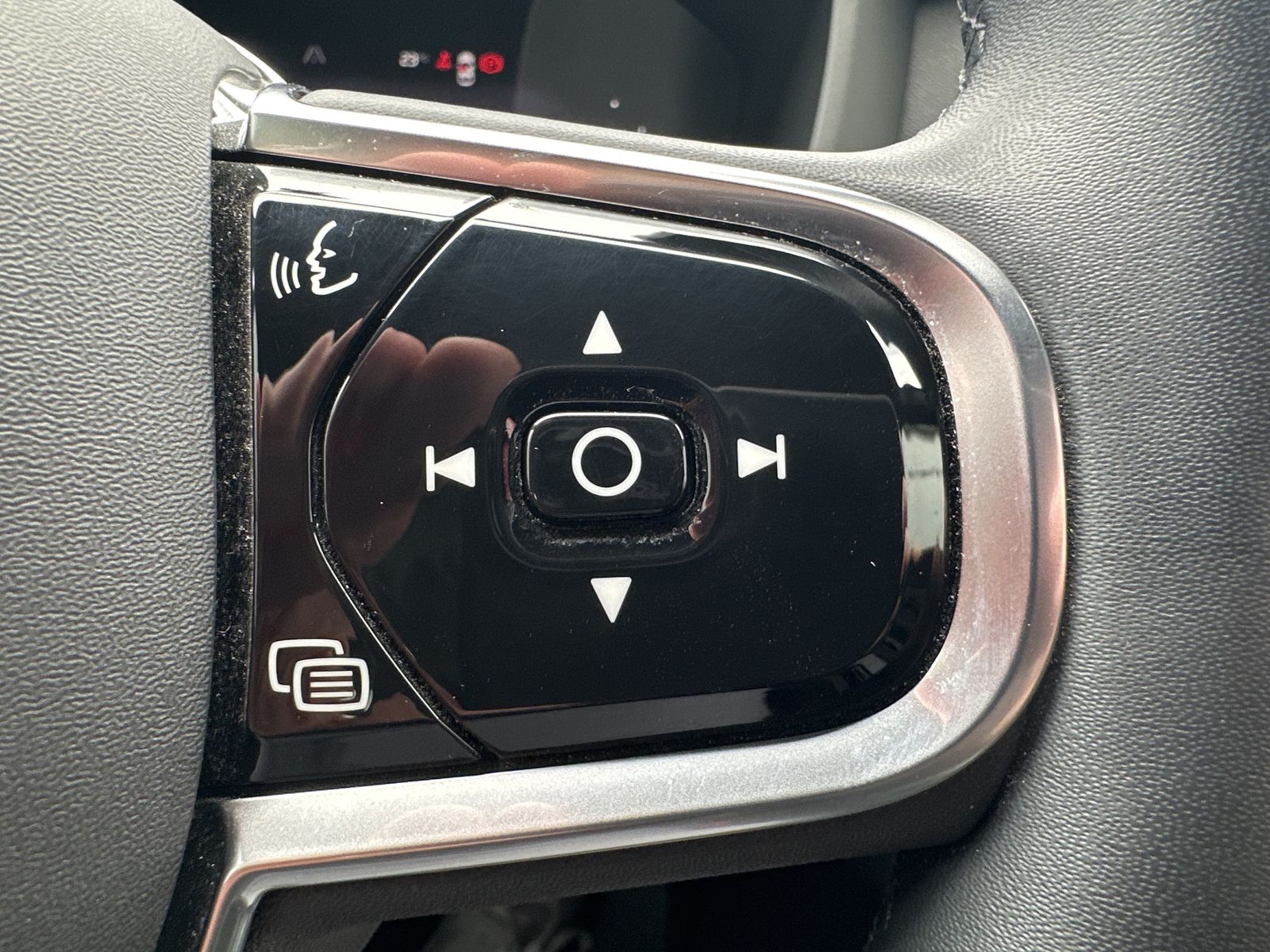Fahrzeugabbildung Volvo XC60 T6 Hybrid AWD R-Design NAV+LED+AHK+PANO+ACC