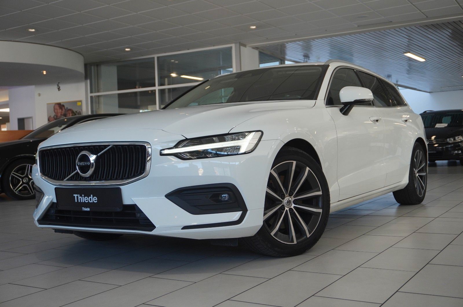 Fahrzeugabbildung Volvo V60 Kombi  MOMENTUM PRO NAVI/LED/KAMERA/SHZ/DAB+