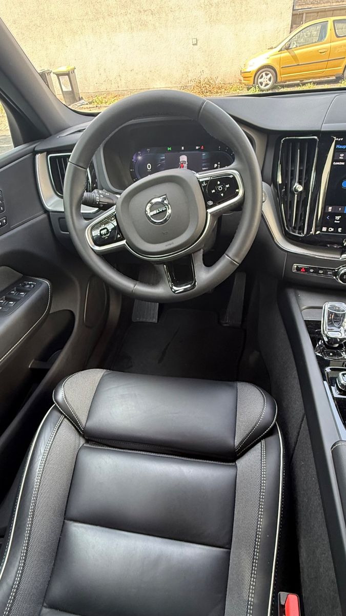 Fahrzeugabbildung Volvo XC 60 XC60 R-Design Black Edition AWD fahrbereit