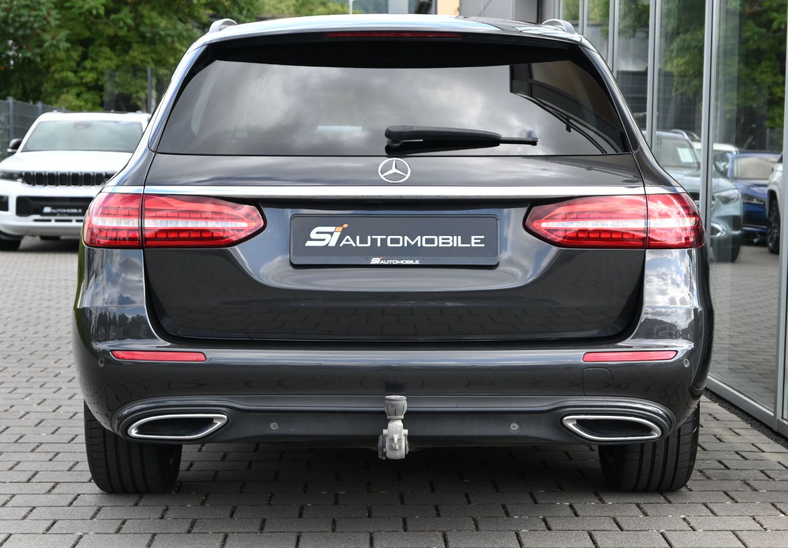 Fahrzeugabbildung Mercedes-Benz E 200 4Mat. T NIGHT °ACC°AHK°BURM°HUD°STANDHEIZ°