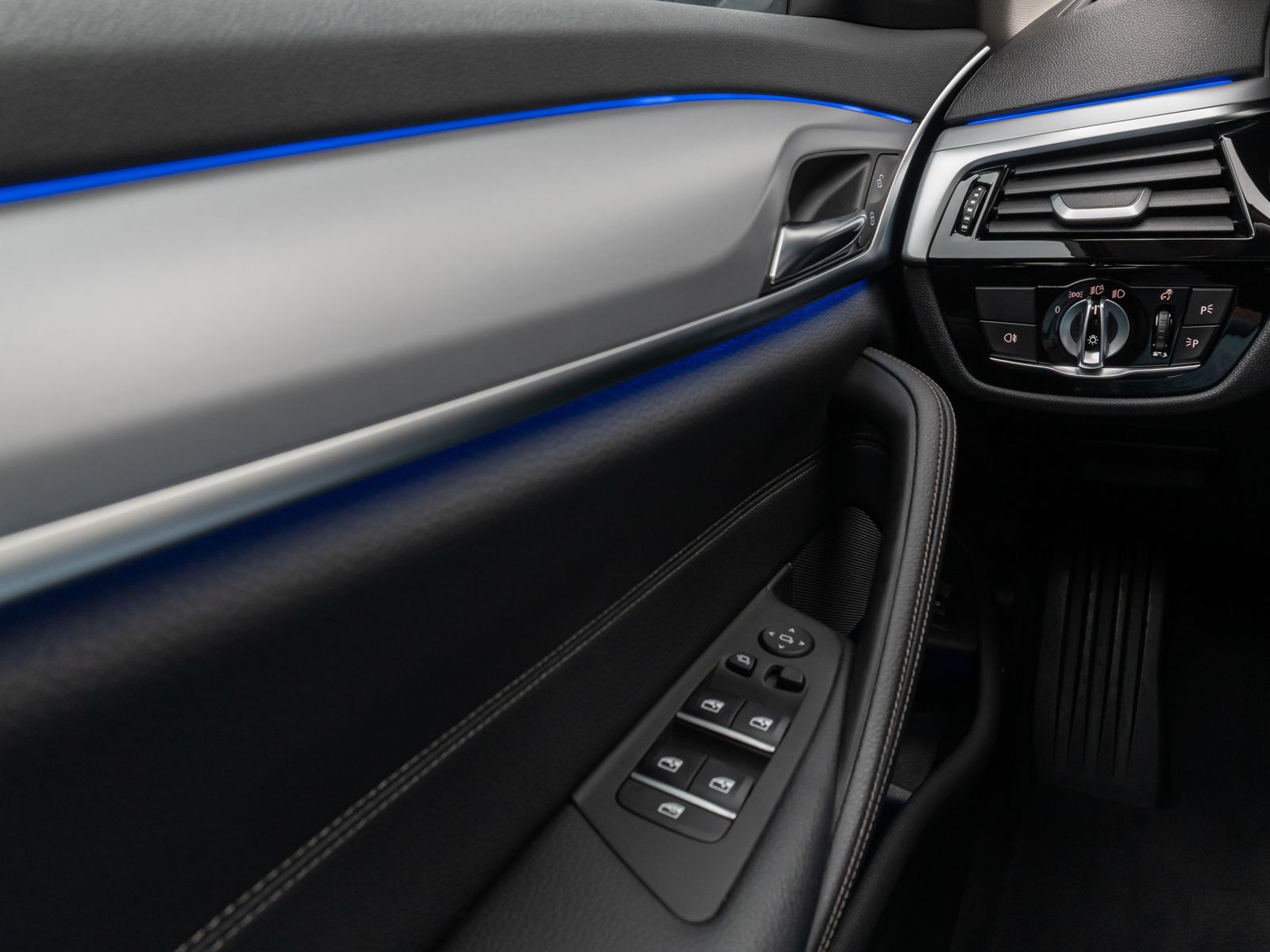 Fahrzeugabbildung BMW 530d Kamera HUD DAB Komfort Alarm Sport 19Zoll