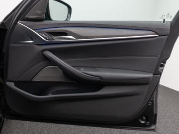 Fahrzeugabbildung BMW 530d Tour Luxury Line AHK Pano H/K Kamera DAB