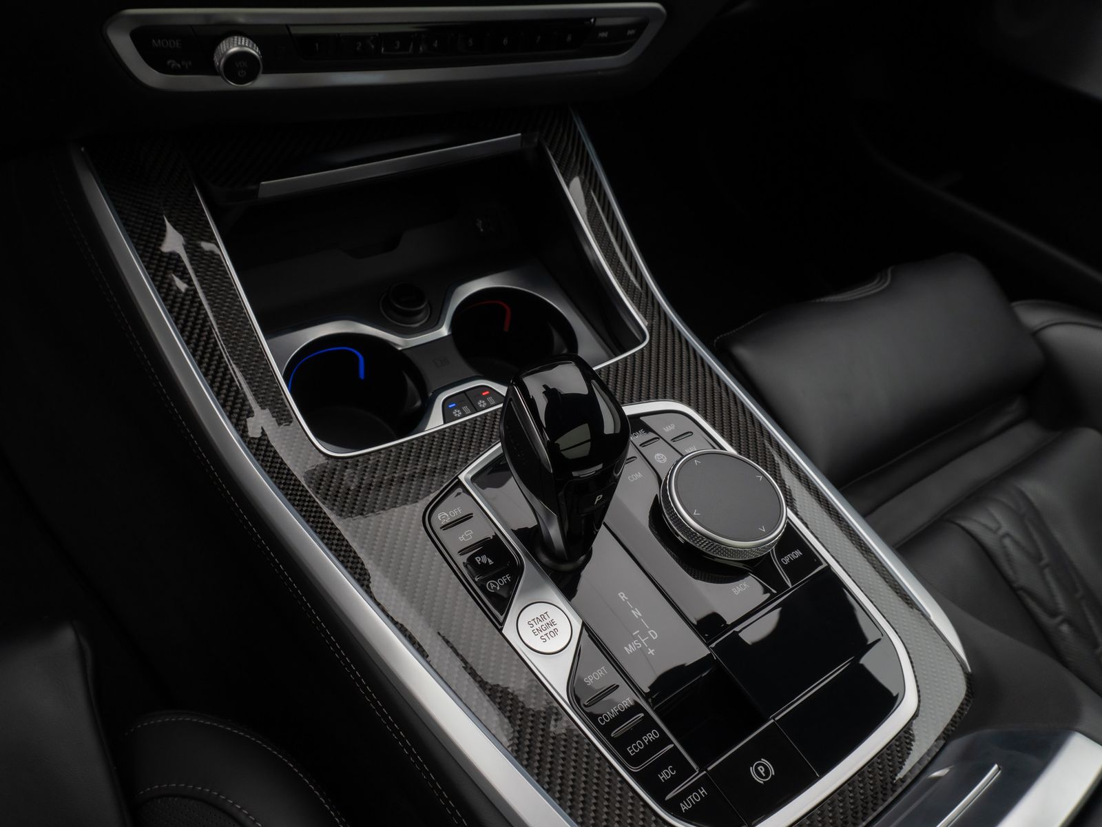 Fahrzeugabbildung BMW X5 M50i Panorama 360°Laser HUD DAB B&W Massage