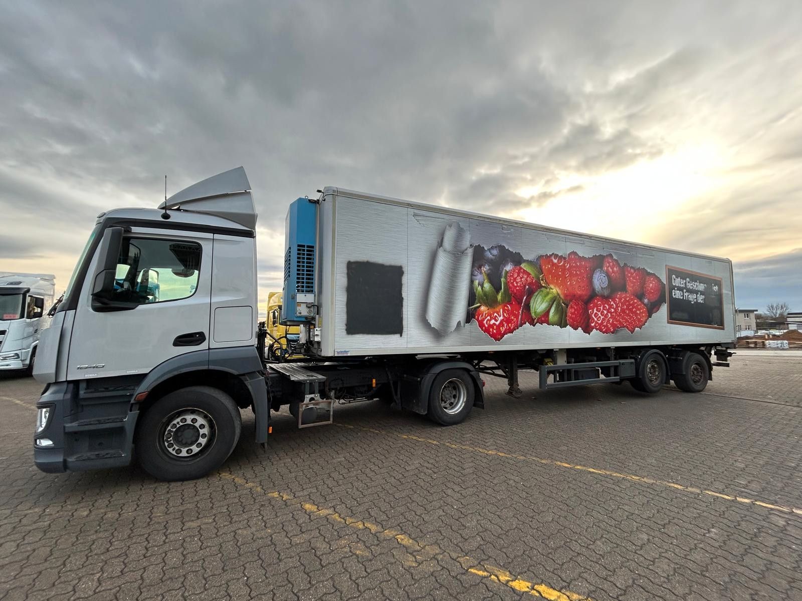Fahrzeugabbildung Mercedes-Benz 1840 L Antos mit 2-Achs Kühlauflieger