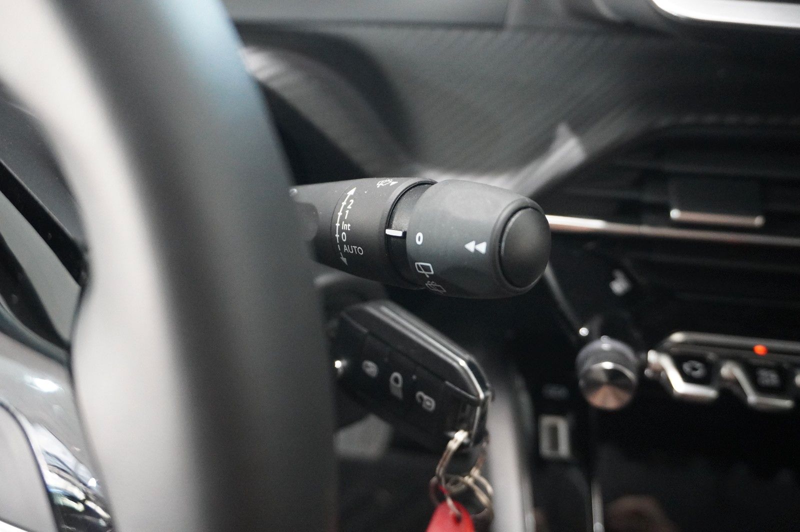 Fahrzeugabbildung Peugeot 2008 1.2T ALLURE AT NAVI/LED/KAMERA/SHZ/VIRT.