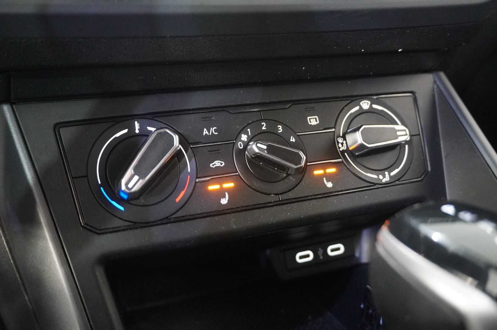 Fahrzeugabbildung Volkswagen Taigo 1.0 TSI R-LINE DSG NAVI/LED/KAMERA/SH/DAB+