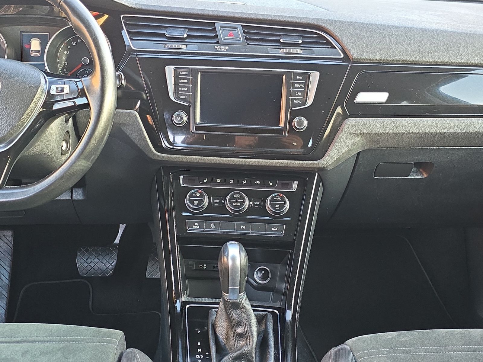 Fahrzeugabbildung Volkswagen Touran Highline+NAVI+LEDER+LED+AHK+TEMPOMAT+DSG