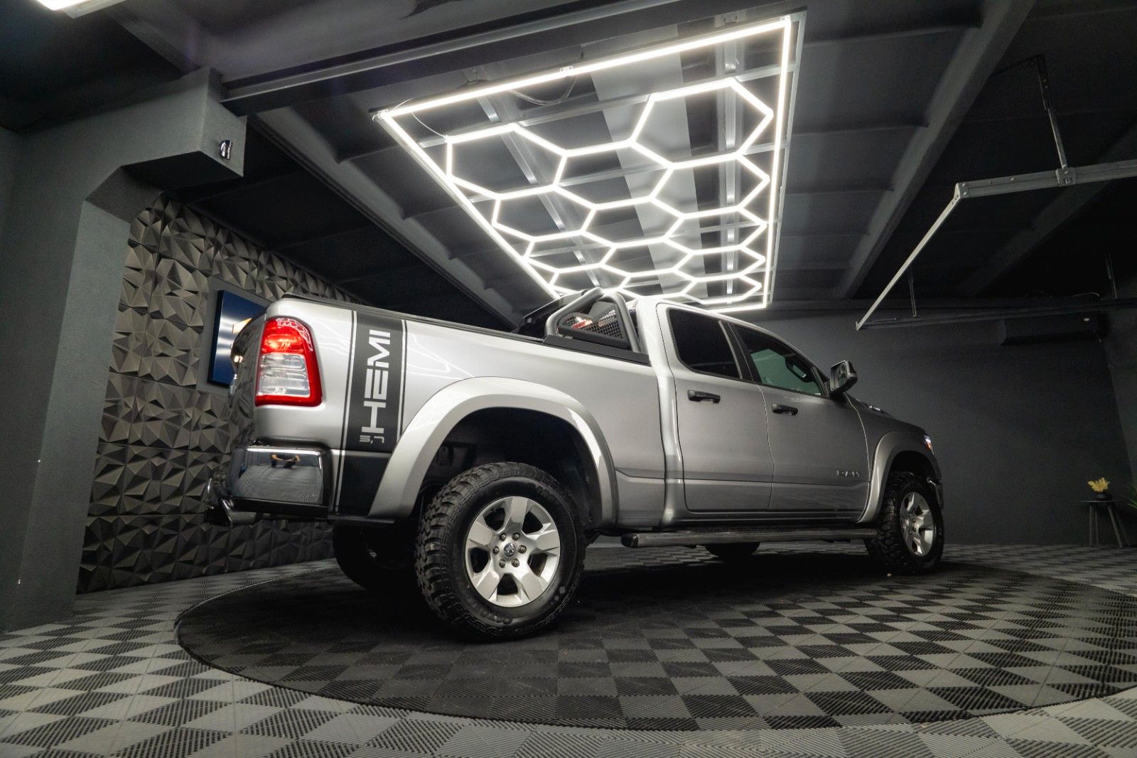 Fahrzeugabbildung Dodge RAM 5.7 V8 HEMI 4x4 OFFROAD Bodylift LONGBED LED