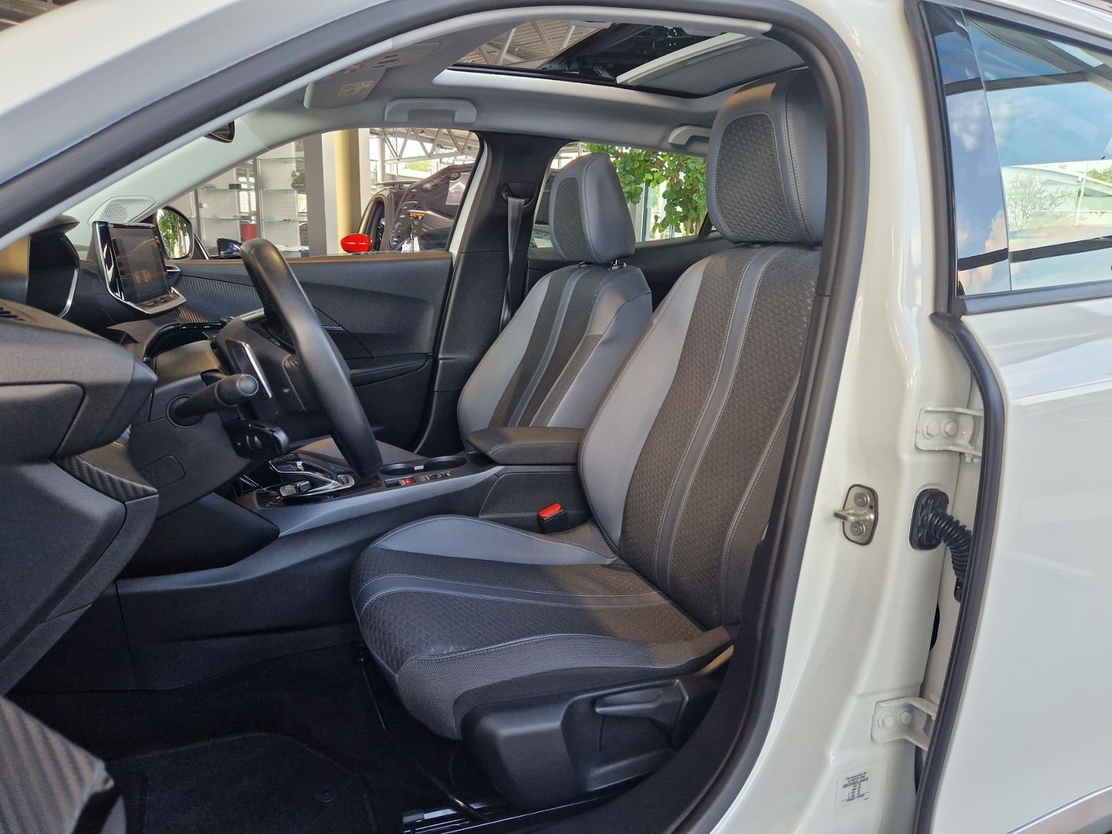 Fahrzeugabbildung Peugeot 2008 Allure PANO KLIMA LED NAVI ALU