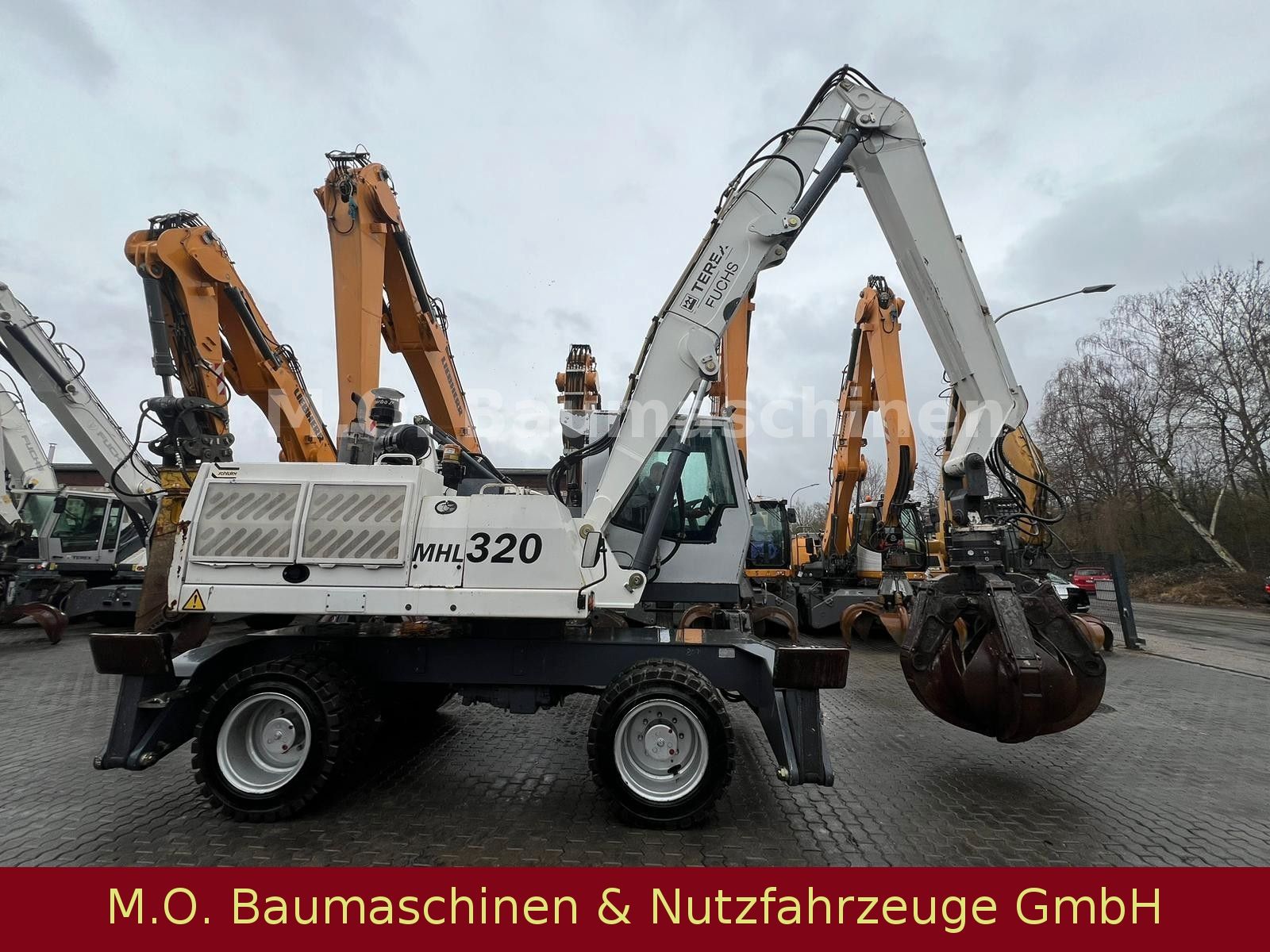 Fahrzeugabbildung Fuchs Terex MHL 320 / Polyp/ Liftkabine/