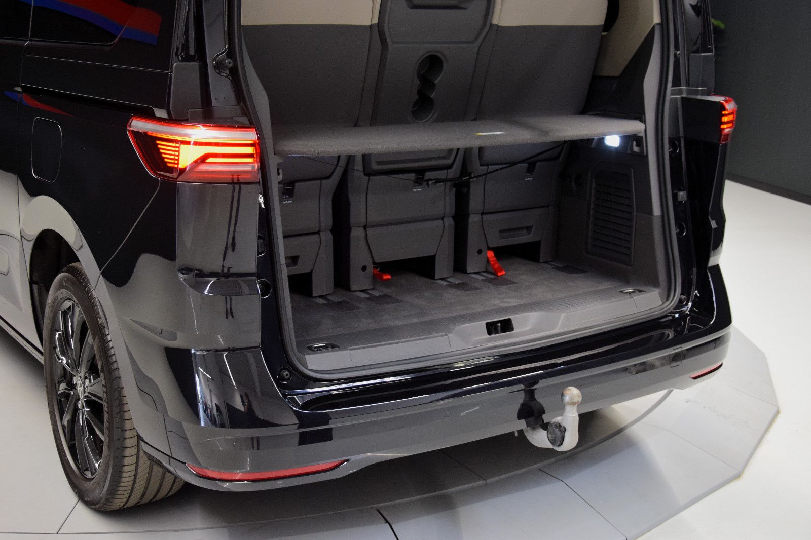 Fahrzeugabbildung Volkswagen T7 Multivan DSG Life 7-Sitze Pano AHK IQ-Light