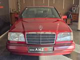 Mercedes-Benz E 220 Coupe - Mercedes-Benz E 220: Rot