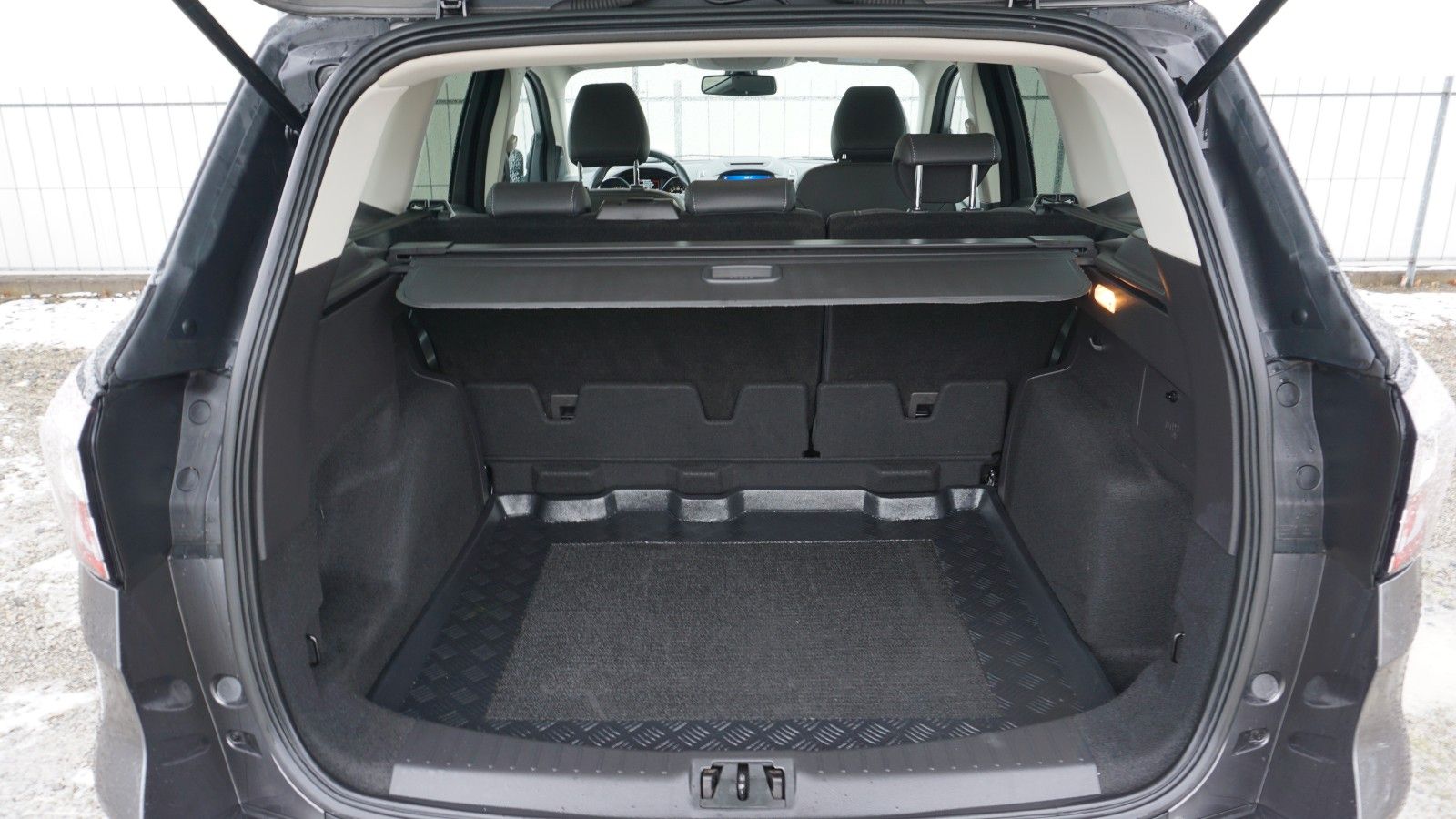 Fahrzeugabbildung Ford Kuga Titanium, Navi, Allrad, PDC, LED