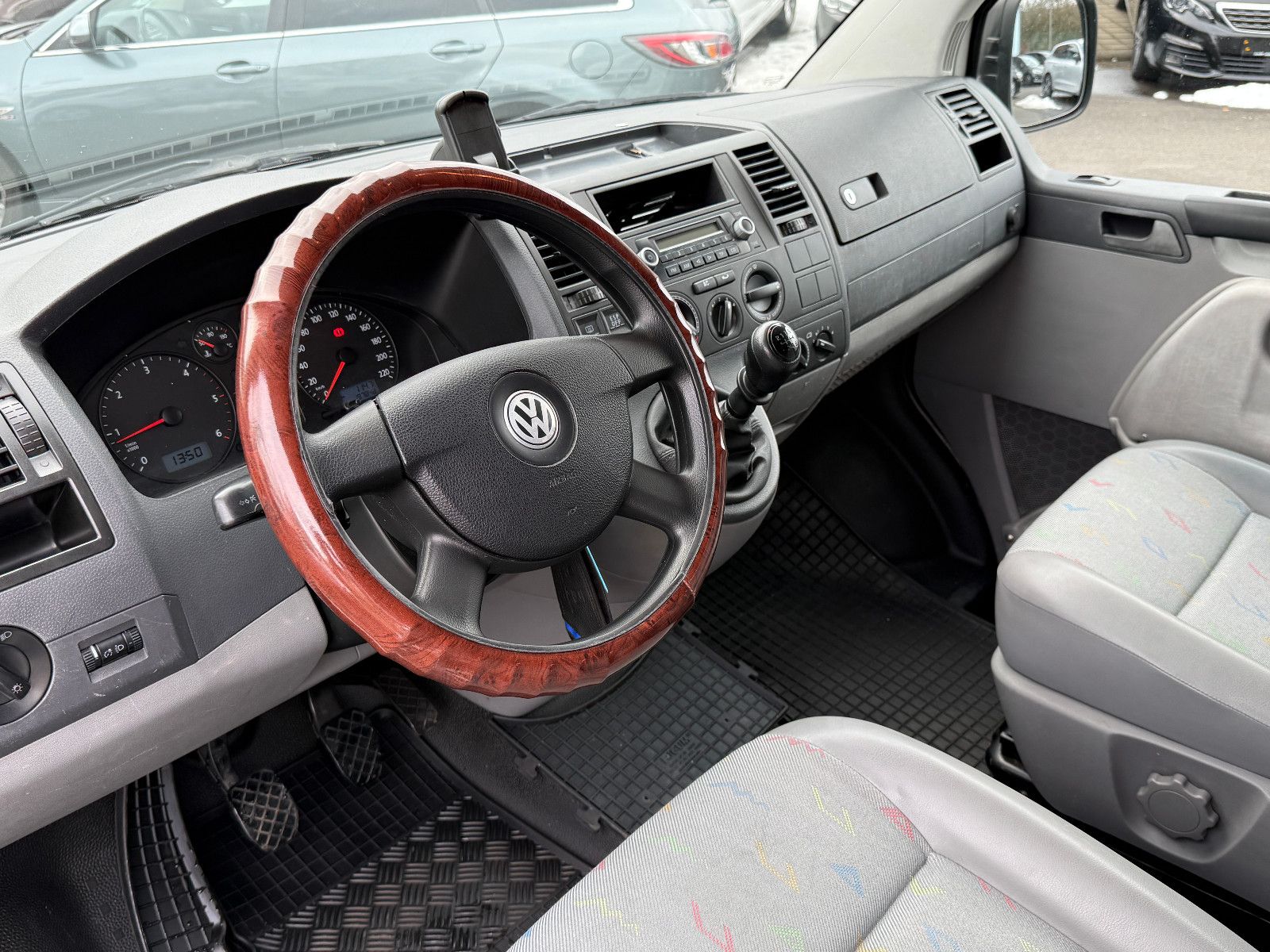 Fahrzeugabbildung Volkswagen T5 2.5 TDI 5-Zylinder 7-Sitzer Klima PDC Sthz