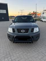 Nissan Navara Pickup Double Cab XE 4X4 - blaue Nissan Navara