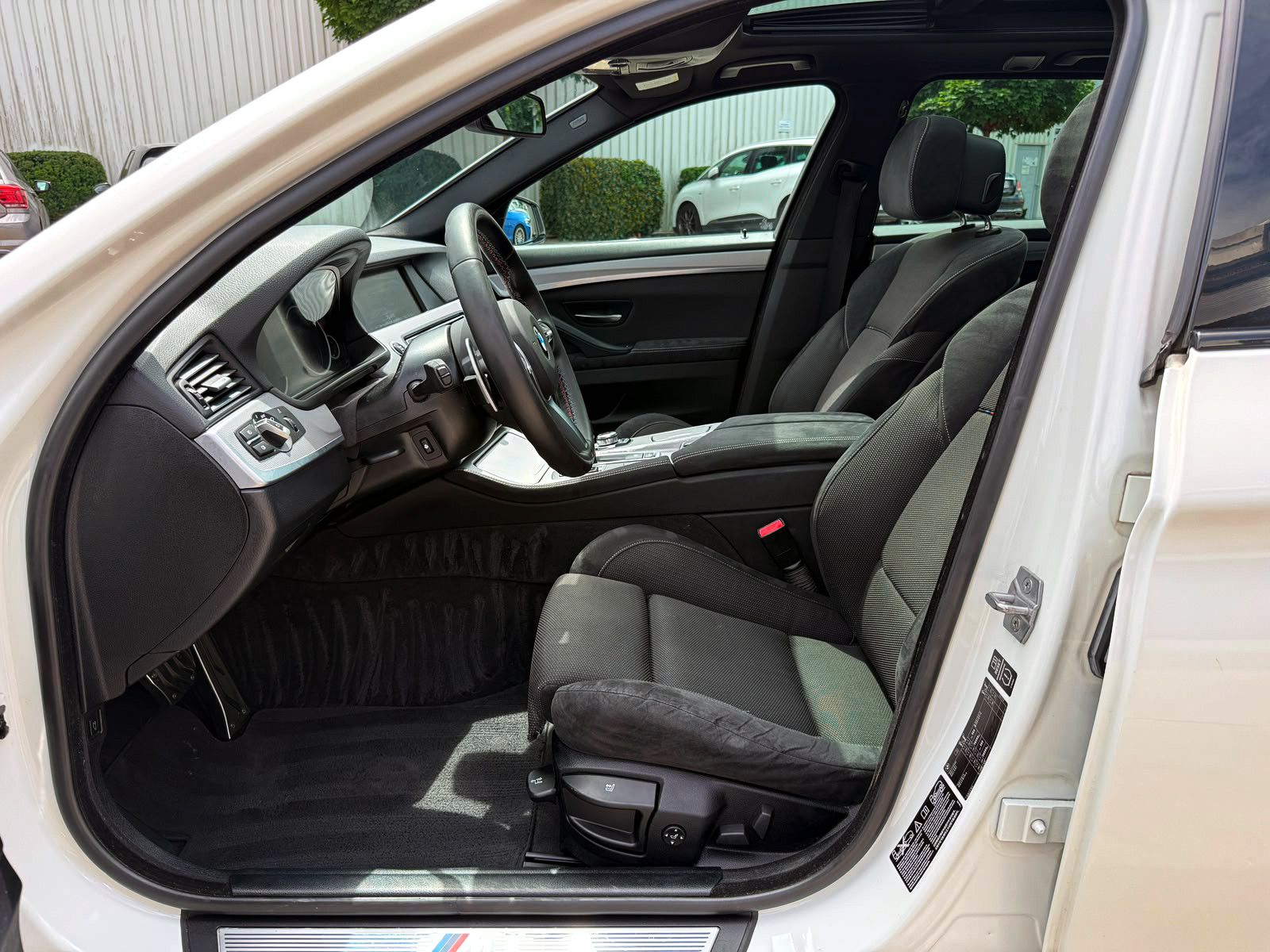 Fahrzeugabbildung BMW 530d Touring xDrive M-Sport PDC PANO SHZ AHK BT