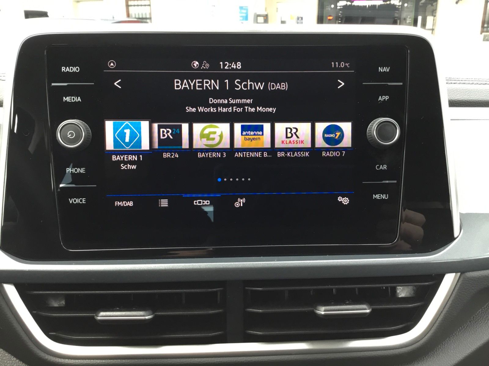 Fahrzeugabbildung Volkswagen T-Roc 1.5 TSI DSG Style+AHK+MatrixLED+ACC+Pano