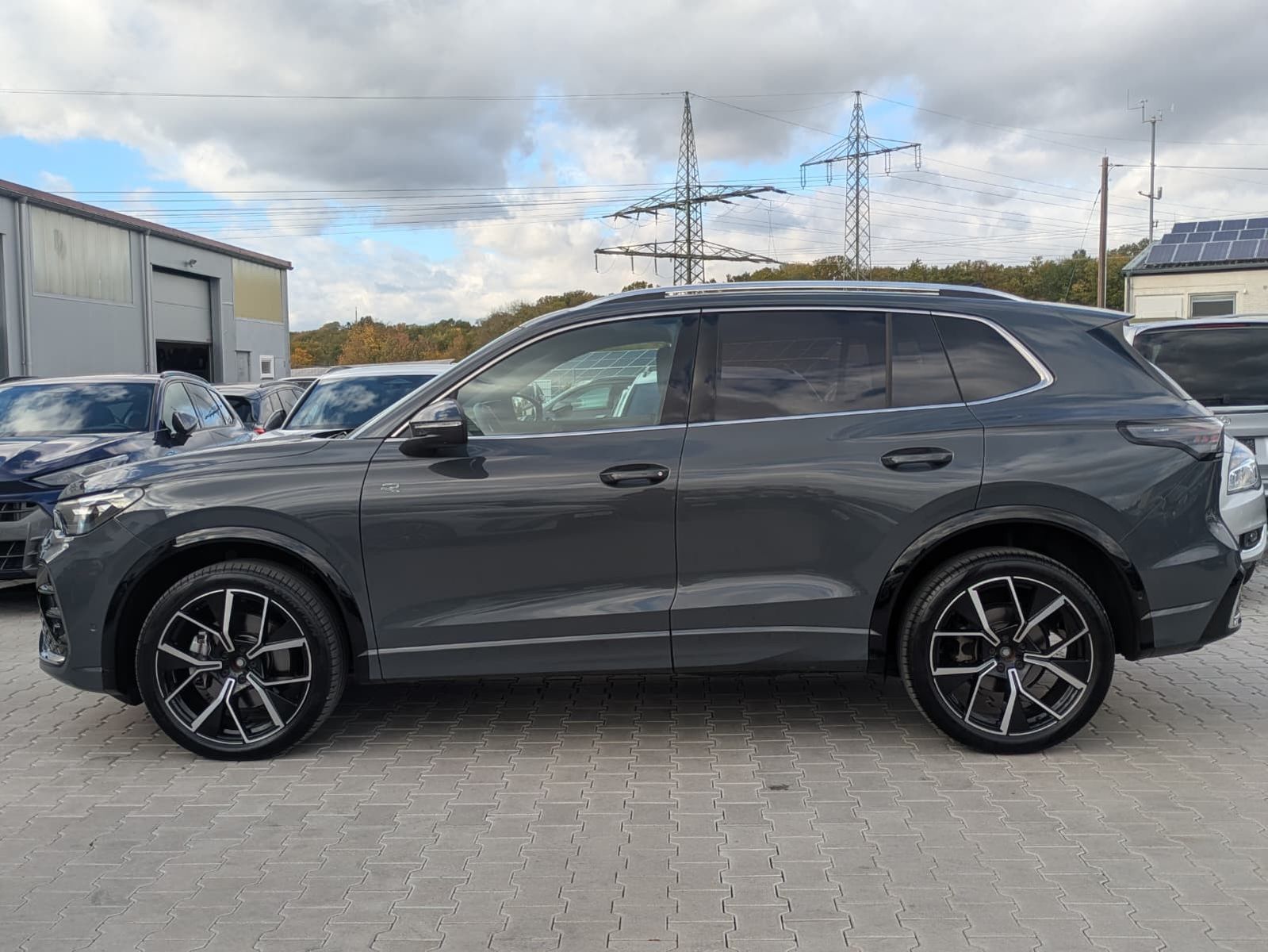 Fahrzeugabbildung Volkswagen Tiguan 2.0 TDI 4M R-Line PANO*H&K*AHK*MATRIX*20"