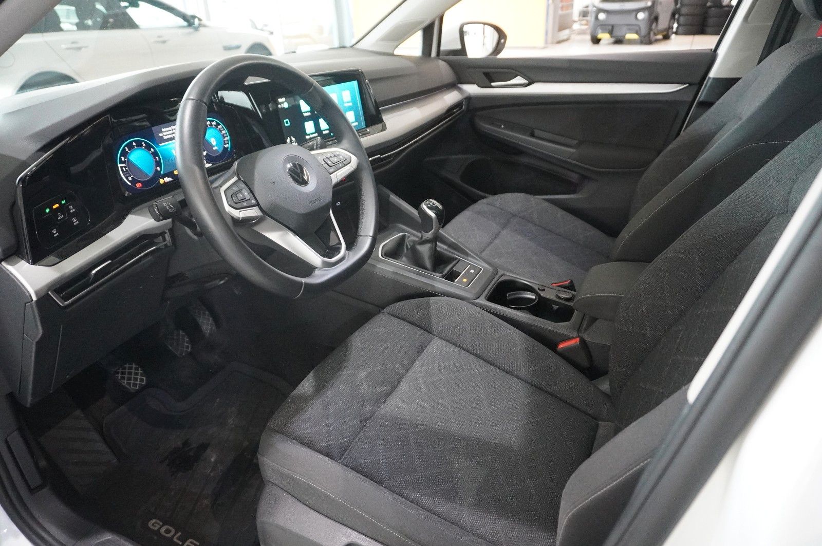 Fahrzeugabbildung Volkswagen Golf VIII Variant 1.5 TSI LIFE NAVI/LED/SHZ/VIRT