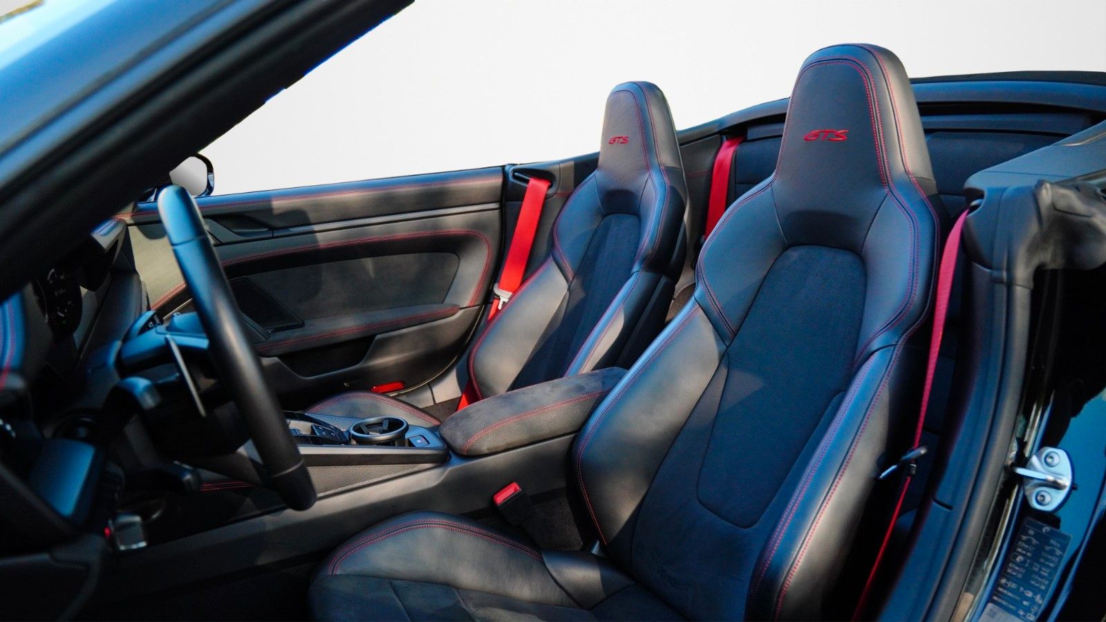 Fahrzeugabbildung Porsche CARRERA 4 GTS CABRIO CARBON BOSE KAM RACETEX
