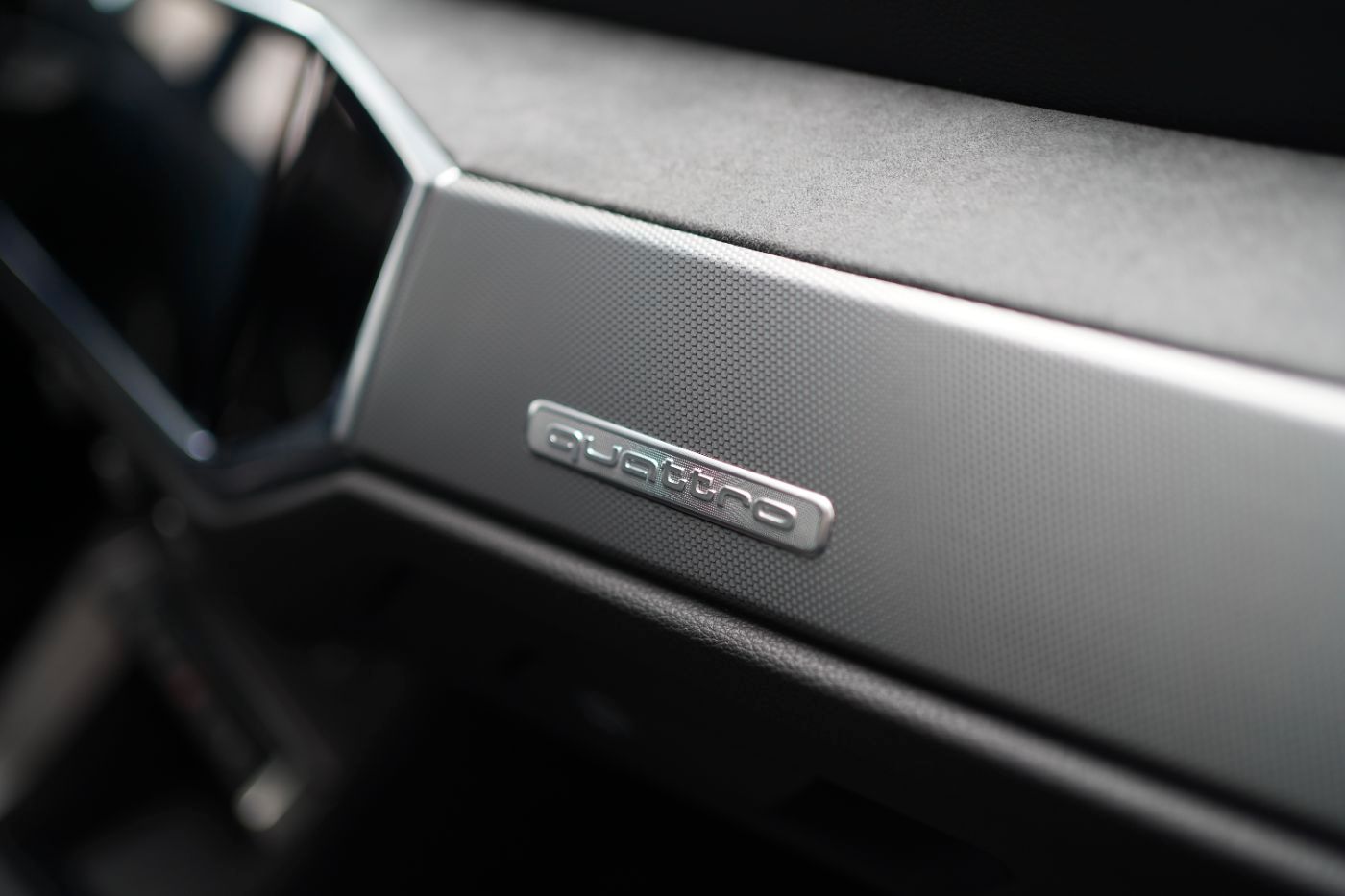 Fahrzeugabbildung Audi Q3 40 TFSI quattro S Line +Komfortzugang+LED+AHK