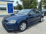 Volkswagen Jetta VI Comfortline BMT Automatik Navi - Volkswagen Jetta: Auto