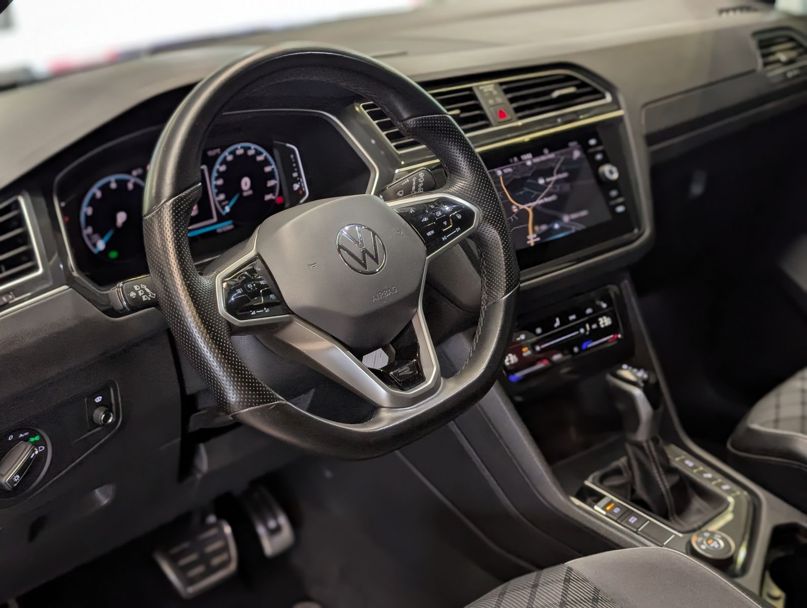 Fahrzeugabbildung Volkswagen Tiguan 2.0TSI R-Line 4M ACC HUD Cam StHz AHK 19"