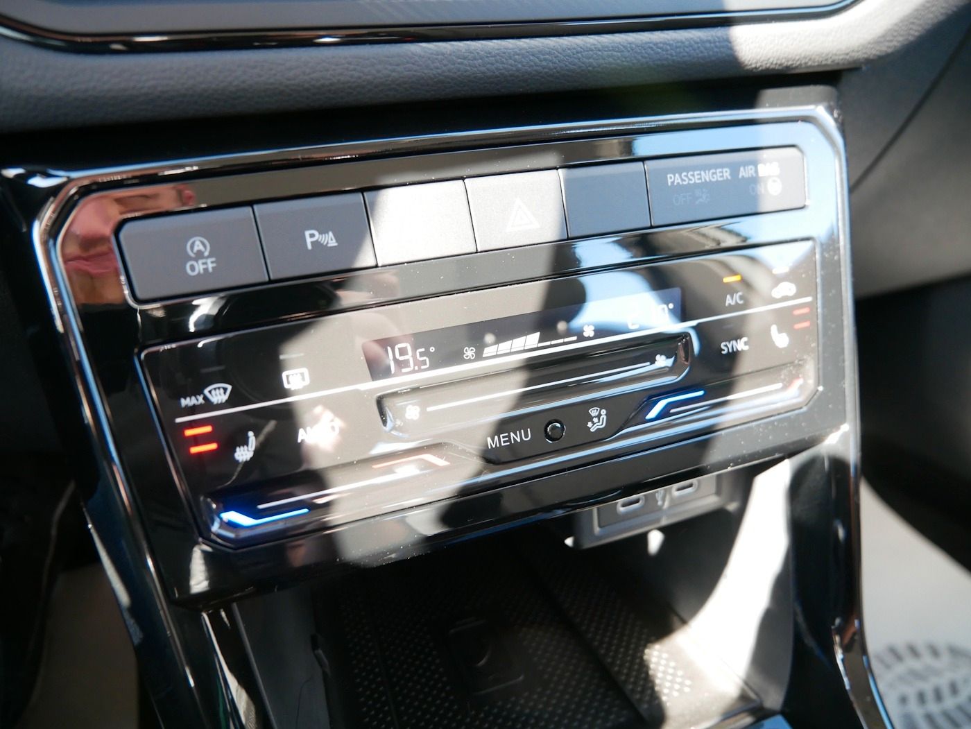 Fahrzeugabbildung Volkswagen T-Cross 1.0 TSI Life NEU31T ACC LED SHZ PDC ALU